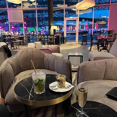Climatisée Avec Jardin, Bbq, Piscine Et Parking *